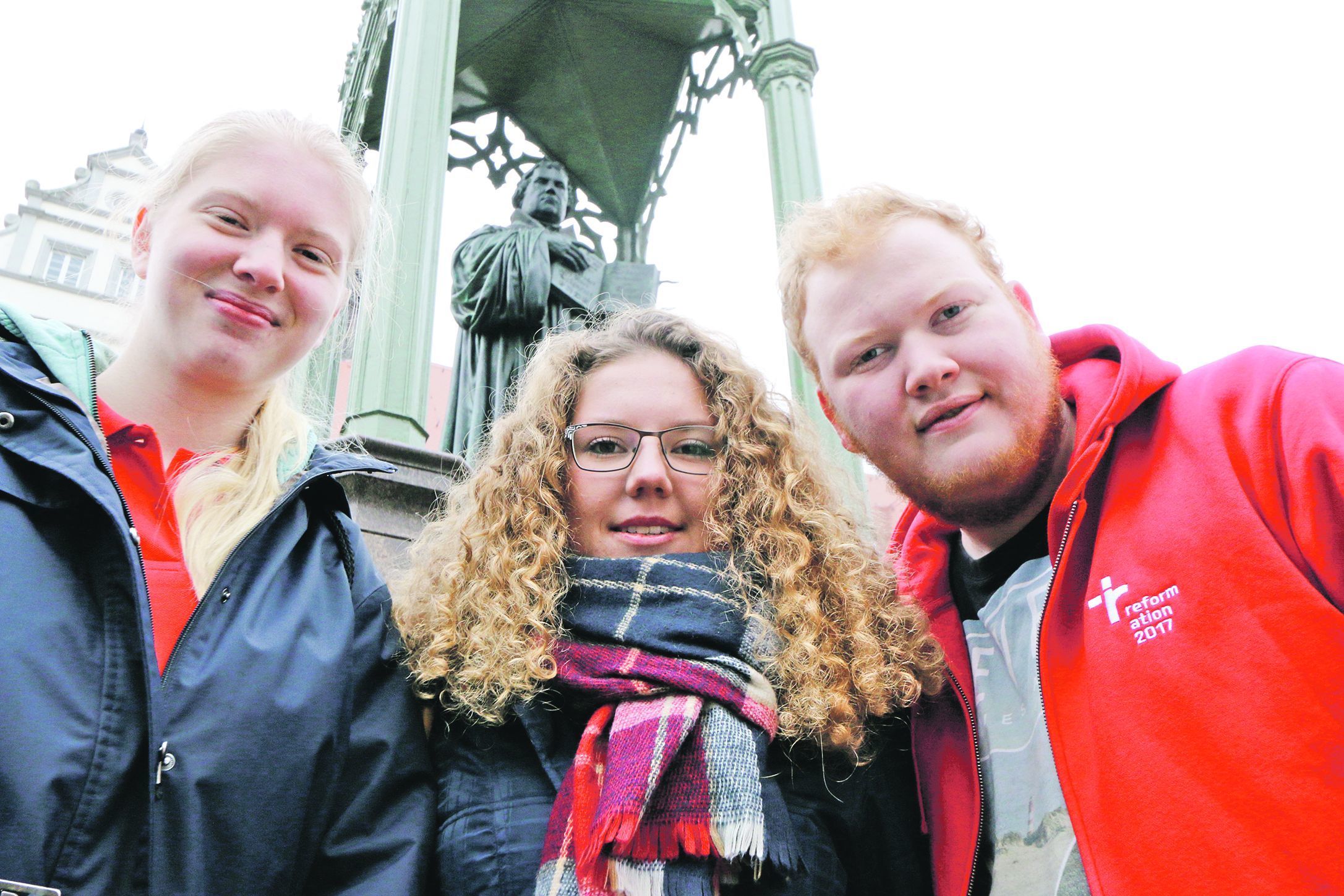 Paula (von links, 18), Miriam (18) und Johann-Hendrik (19) vor dem berühmten Luther-Denkmal in Wittenberg. Ihre Ideen sind gefragt – bei Konfirmandencamps, einer Ausstellung und anderen Projekten, die an die Thesenveröffentlichung Martin Luthers vor 500 Jahren am 31. Oktober 1517 erinnern.