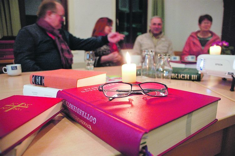 Die biblischen Texte im Blick hatten die Teilnehmer des Sakristeigesprächs.