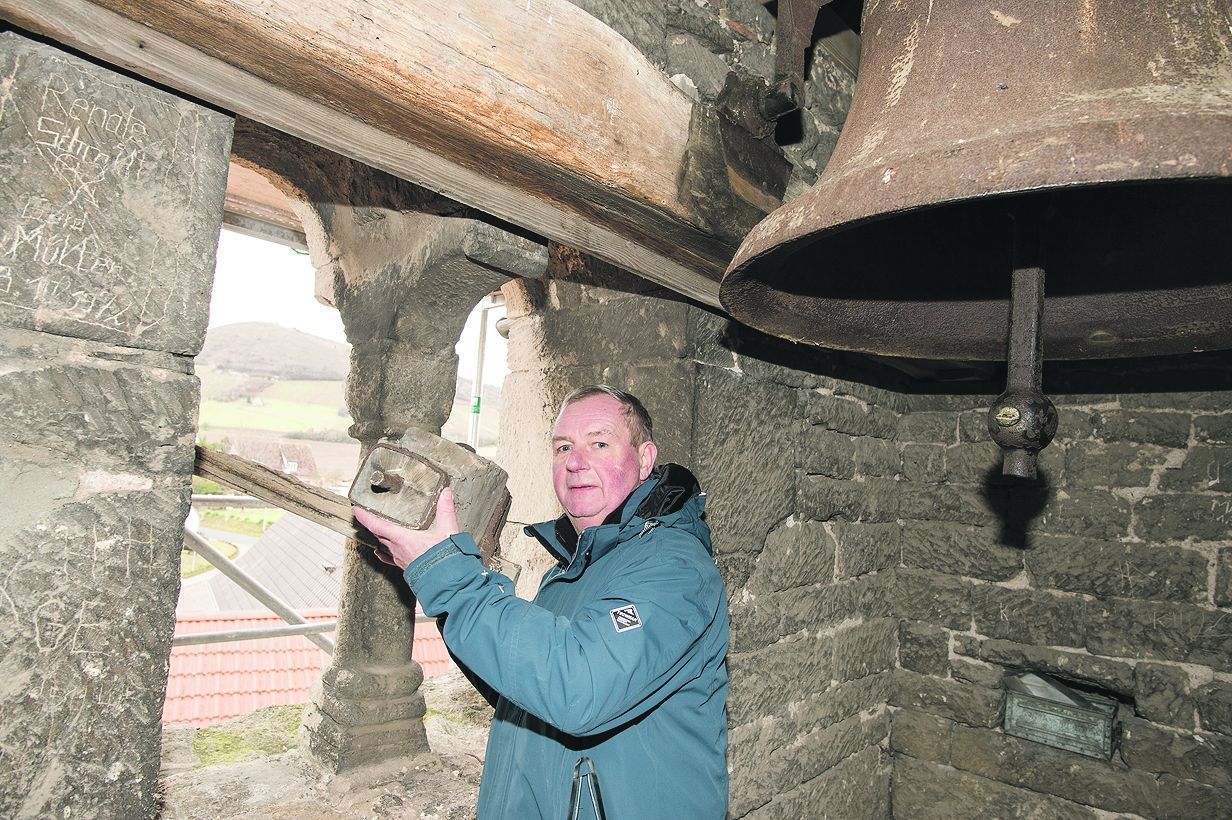 Kirchenältester Martin Hoffmann mit einem Glocken-Joch
