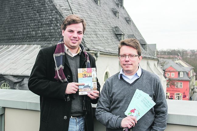 Andre Poppowitsch (re.) und Johannes Schleußner mit dem Programm für Weimar/Jena