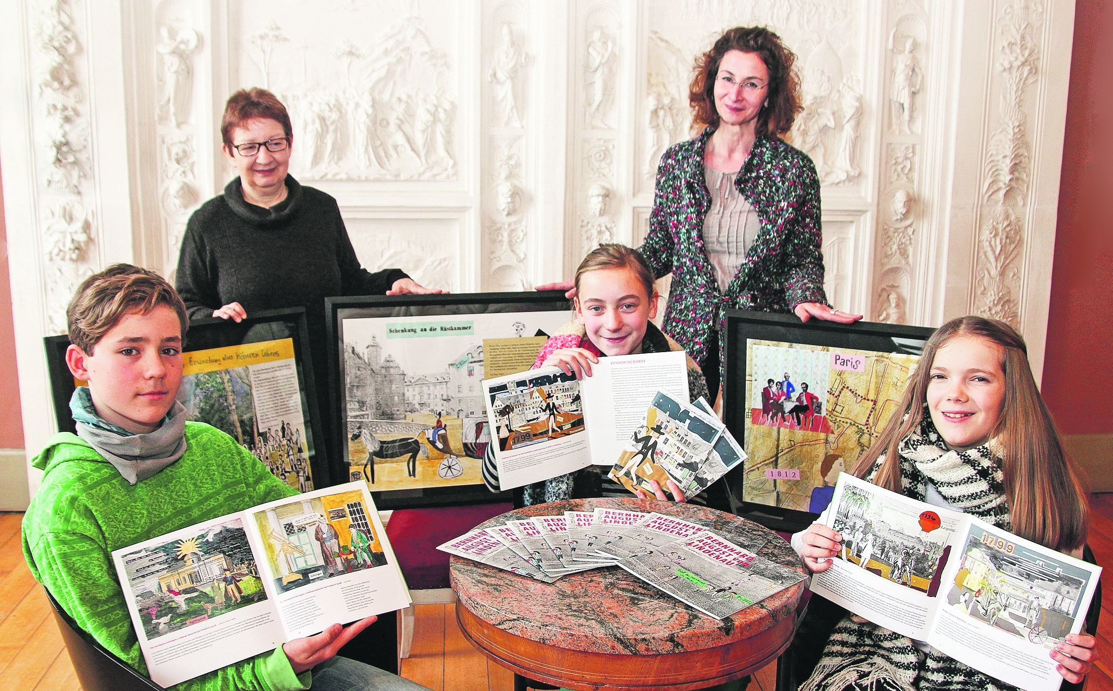 Schule im Museum: Joel Peter, Angelika Wodzicki, Emilia Knechtel, Ina Strauß, Ronja Meinhardt (v. l. n. r.) präsentieren einige Collagen und den dazu erschienenen Katalog.