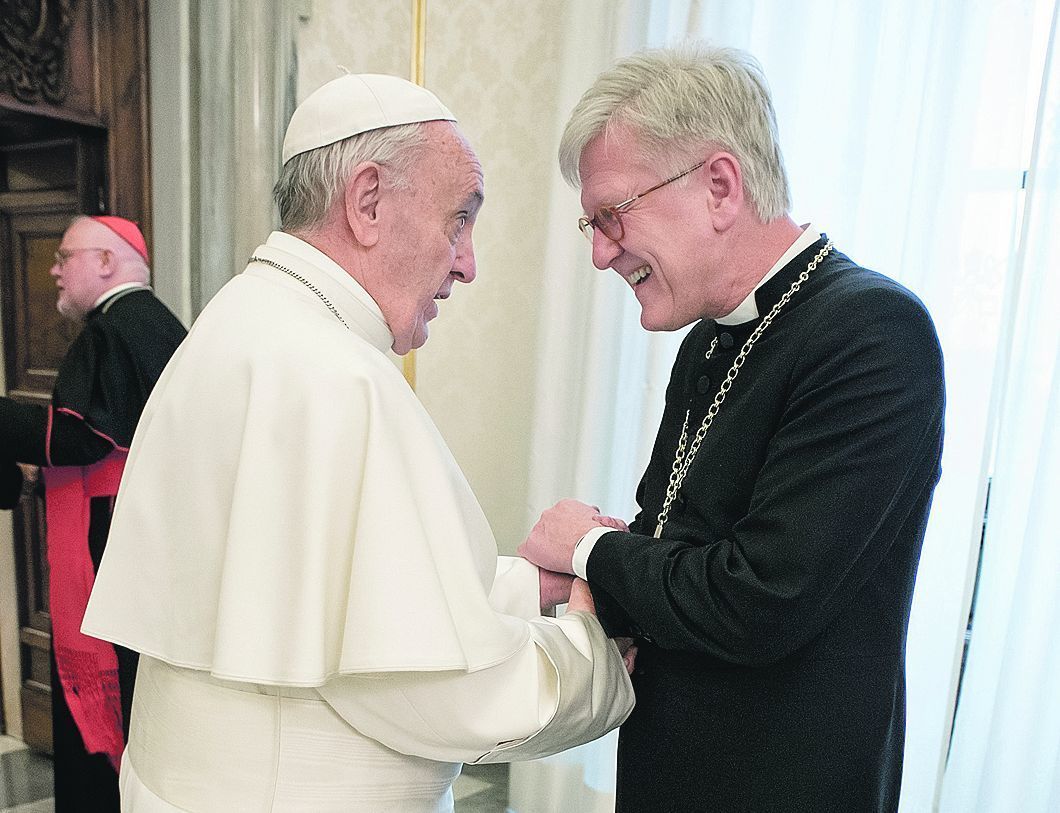 Papst Franziskus (li.) empfängt den Ratsvorsitzenden der Evangelischen Kirche in Deutschland (EKD), Heinrich Bedford-Strohm.