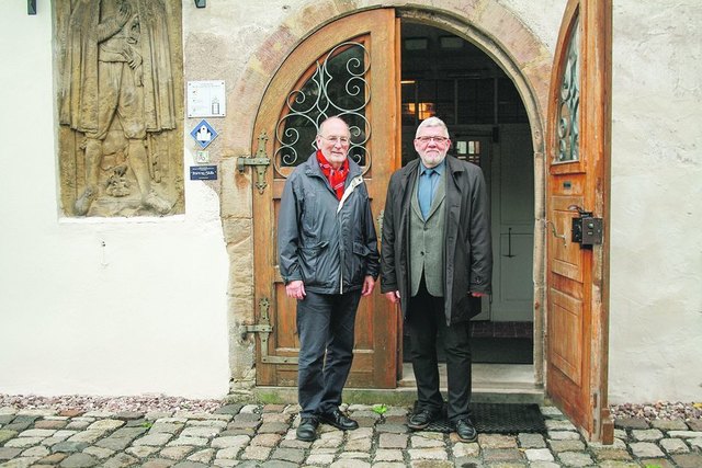 Mühlberg: Pfarrer i. R. Rainer Schmidt und Propst Diethard Kamm vor der St. Lukaskirche in Mühlberg (Kirchenkreis Gotha). Schmidt öffnete bereits 1986 mit Beschluss des Gemeindekirchenrates die Kirche und das mit Erfolg. Viele Reisende, Familien und Ausflügler und Radler machen seither in der Barockkirche Station. | Foto: Diana Steinbauer