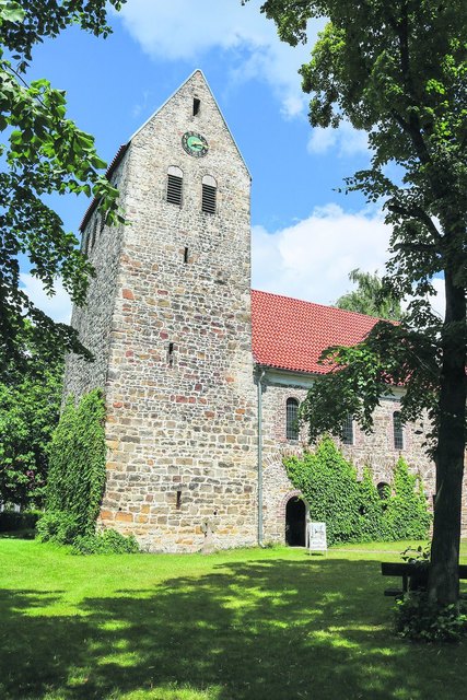 Plötzky: Zu den verlässlich geöffneten Kirchen gehört seit vielen Jahren die romanische Kirche in Plötzky im Kirchenkreis Elbe-Fläming. | Foto: Angela Stoye