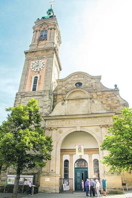 Eisenach: Reger Betrieb herrscht auch an gewöhnlichen Wochentagen an der offenen Tür der Eisenacher Georgenkirche. Nicht nur Lutherhaus und Wartburg ziehen in diesem Jahr viele Besucher an, auch das größte Gotteshaus der Stadt ist ein echter Publikumsmagnet. Die Kirche ist noch bis Oktober täglich zwischen 10 und 17 Uhr geöffnet, Mittagspause ist zwischen 12.30 Uhr und 14 Uhr. | Foto: Mirjam Petermann