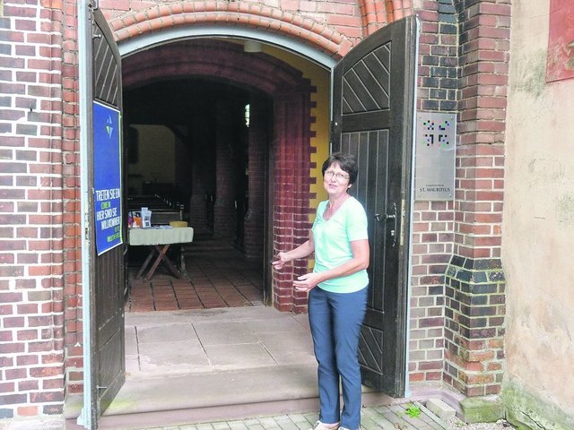 Görsbach: Gisela Kupfer vom Gemeindekirchenrat lädt herzlich in die neu geöffnete St. Mauritius-Kirche in Görsbach (Kirchenkreis Südharz) ein. Nach dem Aufruf der Landesbischöfin und der Südharzer Kreissynode entschloss sich die Gemeinde, ihr schönes Gotteshaus am Wochenende und an den Feiertagen zu öffnen. In der Kirche hat man den Gästen mit zahlreichen Informationen, einer Scherenschnitt-Ausstellung, kleinen Präsenten und leiblichen Stärkungen ein herzliches Willkommen bereitet. | Foto: privat