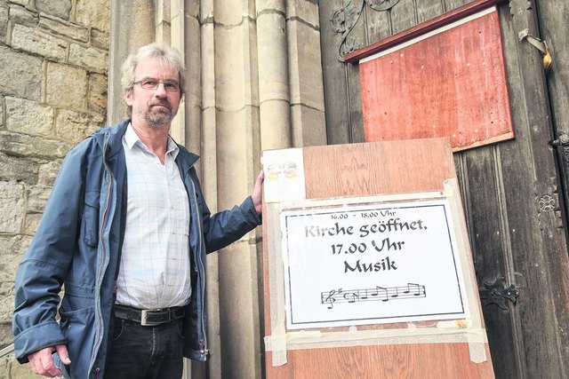 Magdeburg: Thilo Anlauf stellt die Hinweistafel für die St.-Ambrosius-Kirche in Magdeburg vor das Portal. Das Gotteshaus im Stadtteil Sudenburg wird seit 2008 in den Sommermonaten, jeweils mittwochs von 16 bis 18 Uhr, geöffnet. »Von einer verlässlich geöffneten Kirche kann also leider nicht gesprochen werden«, sagt Michael Hofmüller, Vorsitzender des Gemeindekirchenrats im Kirchspiel Magdeburg-Süd. | Foto: privat