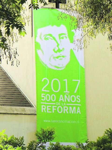 Aus dem Fotoalbum der Versöhnungsgemeinde in Santiago de Chile: Banner an der Kirche – »Wir feiern 500 Jahre Reformation!« ... | Foto: Versöhnungsgemeinde Santiago de Chile