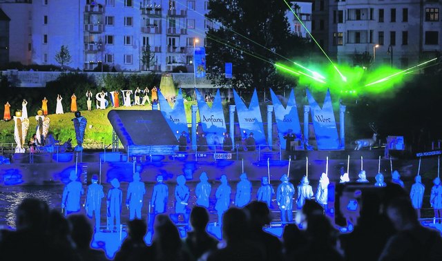 »Am Anfang war das Wort.«: Auf einem stattlichen Elbeschiff, das eine riesige Bibel trug, lief Luthers Bibelübersetzung am Freitagabend in Magdeburg ein. Die Szene war Teil der Performance »Unseres Herrgotts Kanzlei. Magdeburg am Fluss der Reformation« an beiden Ufern der Elbe in Höhe des Petriförders. Die zahlreichen Zuschauer sahen eine Inszenierung mit über 200 Mitwirkenden zur Geschichte Magdeburgs im 16. Jahrhundert, als die Stadt auch einer einjährigen Belagerung trotzte. | Foto: epd-bild