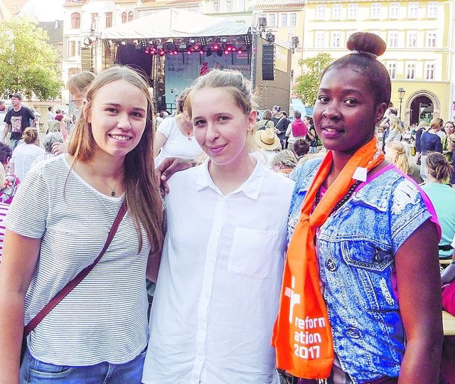 Tansania trifft Jena: In Jena kamen am Rande des Konzerts von Layla Zoe Carolin Schönherr, Lena Habenicht und Mary Charles (Foto oben, v.l.) miteinander ins Gespräch. Um im Jahr des Reformationsjubiläums den Kirchentag zu erleben, ist Mary zusammen mit anderen jungen Christen aus Tansania nach Deutschland gereist. Sie bereicherten den abendlichen Sendungsgottesdienst mit einem Trommelstück aus ihrer Heimat. | Foto: Beatrix Heinrichs