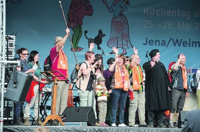 Pilgern  nach Weimar: Gestartet waren sie am Himmelfahrtsmorgen an der Lutherkirche in der Landesgartenschaustadt Apolda, abends war die Pilgergruppe beim Eröffnungsgottesdienst in Weimar dabei. | Foto: Adrienne Uebbing