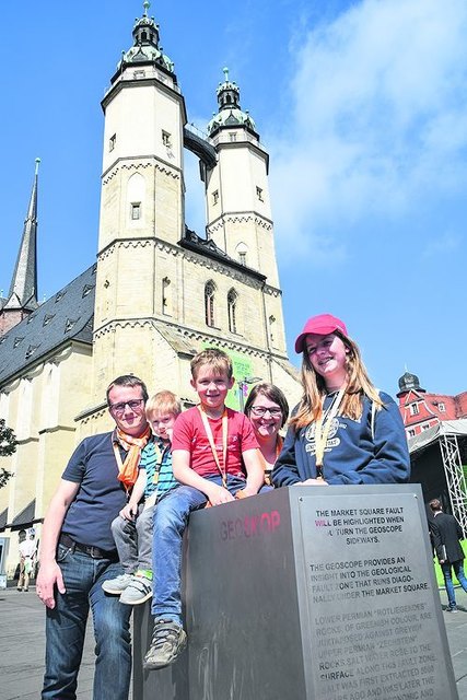 Mit Mann und Maus« in Halle: Zu wuselig und zu voll ist für eine Familie mit drei Kindern der Kirchentag in Berlin. Deshalb haben sich Carsten, Leonard, 
Justus, Kerstin und Vivienne Pilz (v. l.) für die »Kirchentagsfiliale« in Halle entschieden. »Die Stim-
mung ist anders als bei Kirchentagen an einem Ort, wir sehen kaum typische Kirchentagsbesucher, die sonst dieses besondere Flair mitbringen. Aber dafür ist hier der Kontakt zu den Mitwirkenden und Helfern ganz eng«, sagt Carsten Pilz. | Foto: Katja Schmidtke