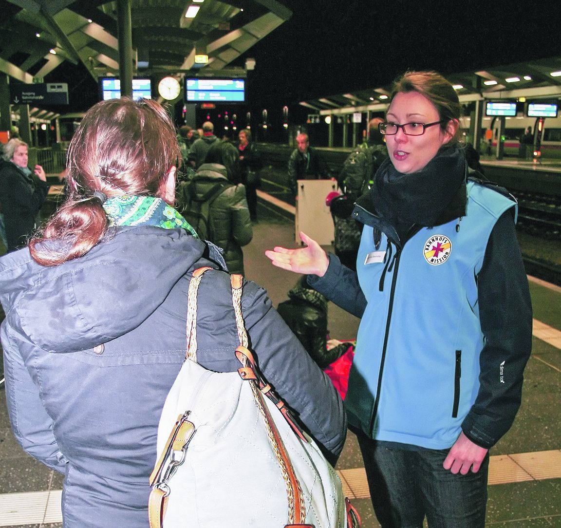 Einsatz an Gleis 3: Magdalena Steinhöfel von der Bahnhofsmission Erfurt hilft ehrenamtlich
