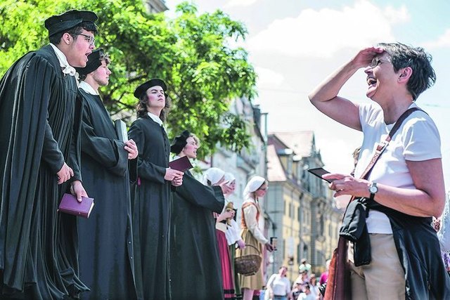 Lauter Luther säumten den Weg: Darsteller des Theaters »Die Schotte« aus Erfurt unterhielten die Passanten auf dem Anger der Landeshauptstadt während ihrer Performance »Lauter Luther« mit kurzen Texten des Reformators. | Foto: epd-bild