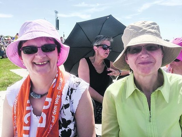 Sie hatten es nicht weit: Ingeburg Hörnicke (li.) und Birgit Richter aus Wittenberg