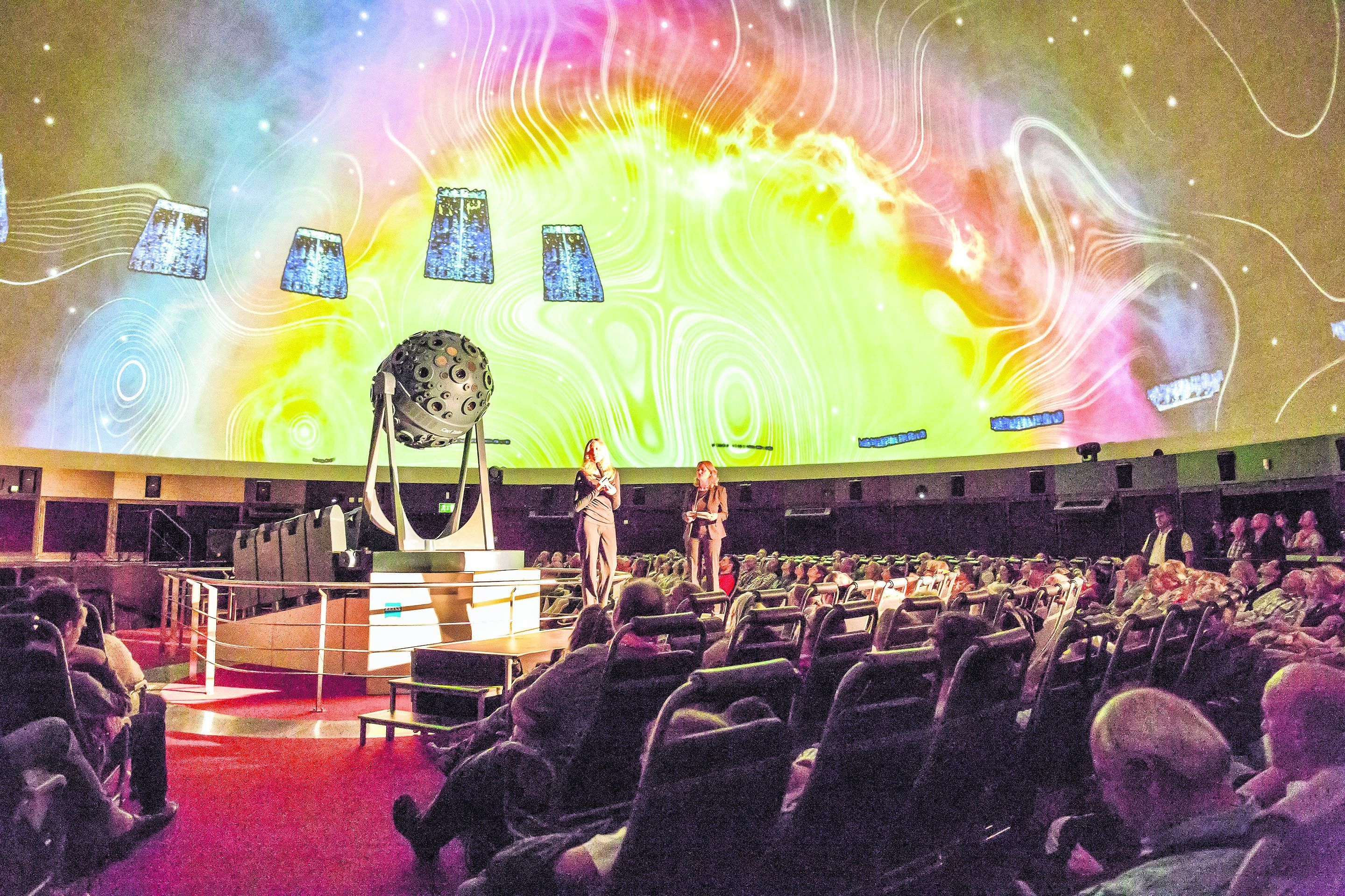 Sternstunden: Ein Höhepunkt beim Kirchentag auf dem Weg in Jena und Weimar war der FullDome-Gottesdienst im Jenaer Planetarium. Zur Frage »Was ist der Mensch, dass du seiner gedenkst?« spannten Studierende der Bauhaus-Universität einen ganz besonderen Himmel über der Gottesdienstgemeinde auf. So wanderten Mond und Sterne zu Worten aus Psalm 8 am Himmelszelt über die Köpfe der Gemeinde hinweg. Stufe für Stufe führte die Predigt auf einer abgetretenen Himmelsleiter hinauf in einen farbenfrohen Himmel.