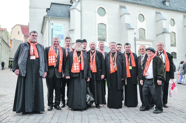 Erkennungszeichen Kirchentagsschal beim Begegnungsabend in Weimar vor der Herderkirche | Foto: Adrienne Uebbing