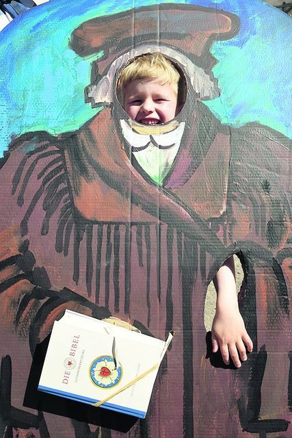 Voller Durchblick! Der sechsjährige Henrik Jonas aus Blankenburg im Harz schlüpft in die Rolle des Reformators. Beim Familienkirchentag in den Franckeschen Stiftungen in Halle konnten Kinder ganz spielerisch die Reformation entdecken. | Foto: Katja Schmidtke