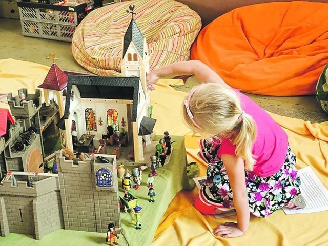 Luther »en miniature«: Ein nicht alltägliches Mitmachangebot gab es in Jena. In der Wolfgangskapelle der Stadtkirche St. Michael war eine Mittelalterwelt aus Playmobilelementen aufgebaut. Sie veranschaulichte Szenen aus dem Leben Martin Luthers. Wilhelm Lindner aus Erfurt, ein Lehramtsstudent für Religionspädagogik, hatte die sieben Aufbauten gestaltet, die Begleittexte stammten von Stefan Risse, der seit mehr als zehn Jahren aktiv bei den Kindergottesdiensten im Jenaer Gemeindezentrum Lutherhaus mitwirkt. | Foto: Traugott Keßler