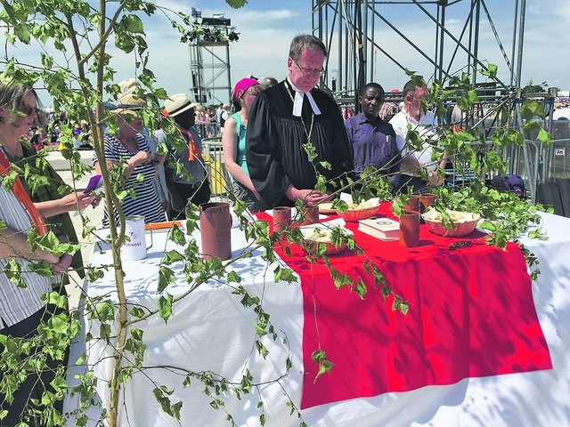 Regionalbischof Johann Schneider bei der Vorbereitung des Abendmahls.