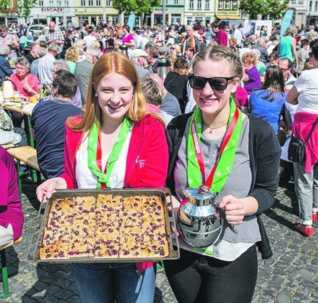 Thüringer Blechkuchen sind legendär und gehören zu Thüringen wie die Rostbratwurst. 


Anna-Lena Eisenträger und Lea Siegmann (v. l.) hatten eine solche süße Leckerei auf den Erfurter Domplatz mitgebracht – so wie viele andere Kirchenmitglieder aus mehr als 50 Thüringer Kirchengemeinden. Gemeinsam mit Gästen des Kirchentages ließen sie sich die Kuchen schmecken und kamen zu den Jazz-Klängen der Nerly BigBand ins Gespräch. | Foto: Paul Philipp Braun