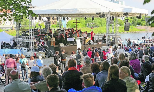 Die Elbe als Kulisse für eine ökumenische Feier:
Am Ufer der Elbe, die die Stadt mit Wittenberg verbindet, wurde der Kirchentag auf dem Weg in Magdeburg gefeiert. In einem ökumenischen Gottesdienst mit rund 3 500 Besuchern erinnerten Landesbischöfin Ilse Junkermann und der Bischof des Bistums Magdeburg, Gerhard Feige, an das Verhältnis beider Konfessionen seit dem 16. Jahrhundert. Ein verzerrter Blick auf die jeweils andere Konfession halte zum Teil bis heute an, so Junkermann. | Foto: epd-bild