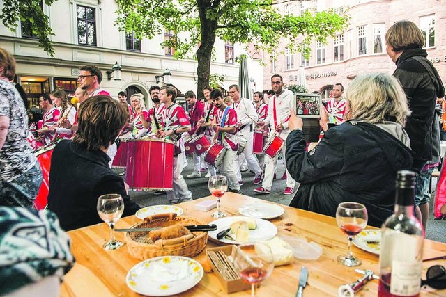 Heiße Samba-Rythmen treffen auf Tischgesellschaften: Beim Willkommensabend in Weimar trafen sich Freunde und Fremde zu Tischgesellschaften nach dem Vorbild von Herzogin Anna Amalia, um über Religion zu sprechen. Unterhalten wurden sie dabei – quasi im Vorbeigehen – von der »Escola Popular«, einer internationalen evangelische Capoeira- und Sambaschule. | Foto: epd-bild
