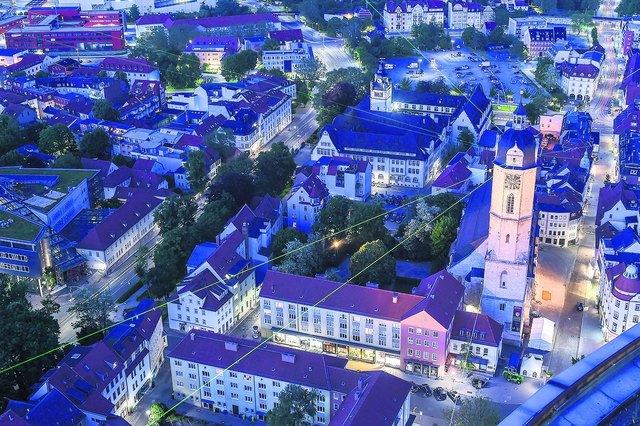 Leuchtturm St. Michael: Bei einer Lasershow unter dem Motto »Licht verbindet« bildete in Jena an den drei Kirchentags-Abenden die Michaeliskirche den Ausgangspunkt für eine Lasershow. Die Laserstrahlen reichten zu allen Jenaer Kirchen – und einer sogar (aus Flugsicherheitsgründen allerdings nur fast) bis zur Wartburg in Eisenach. | Foto: Jürgen Scheere