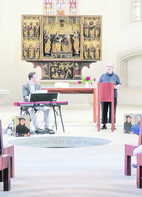 Wort trifft Musik: Eisleben stieg am Freitag mit dem »Band der offenen Kirchen« mit ein in den regionalen Kirchentag. Ein kulturelles und fachliches Programm wurde den Gästen am Sonnabend geboten. Besonders spannend: »Sola scriptura et musica« im Zentrum Taufe. Unkommentiert las Iris Hoffmann Bibeltexte aus dem Johannesevangelium, parallel dazu schufen Klavierimprovisationen von Pastor und Pianist Michael Schubach die passende Stimmung. | Foto: privat