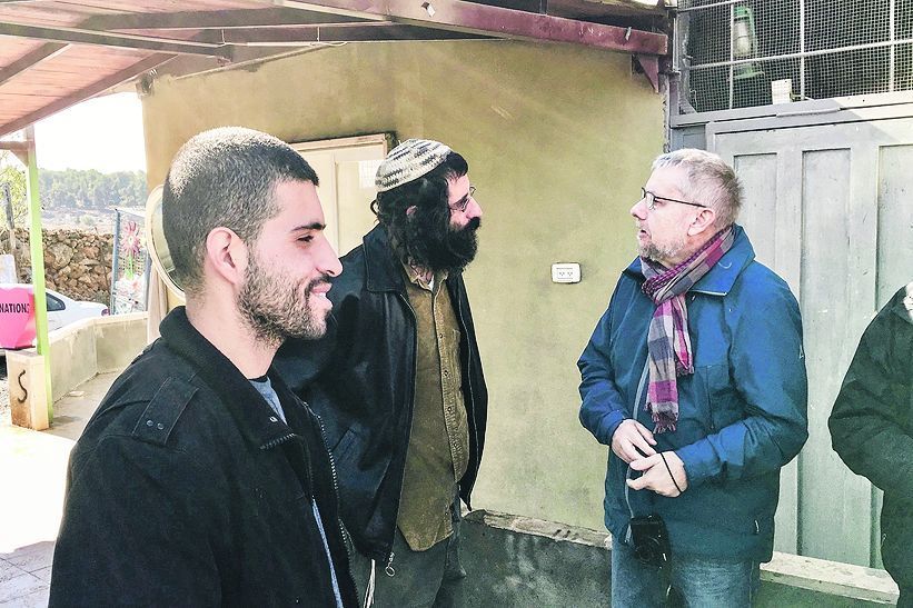 »Unmögliche« Allianz: Der Israeli Shaul Yudelman und der Palästinenser Nur von der Organisation »Friends of Roots«, hier im Gespräch mit dem Achava-Reiseteilnehmer Hubert Nekola aus Erfurt (rechts).