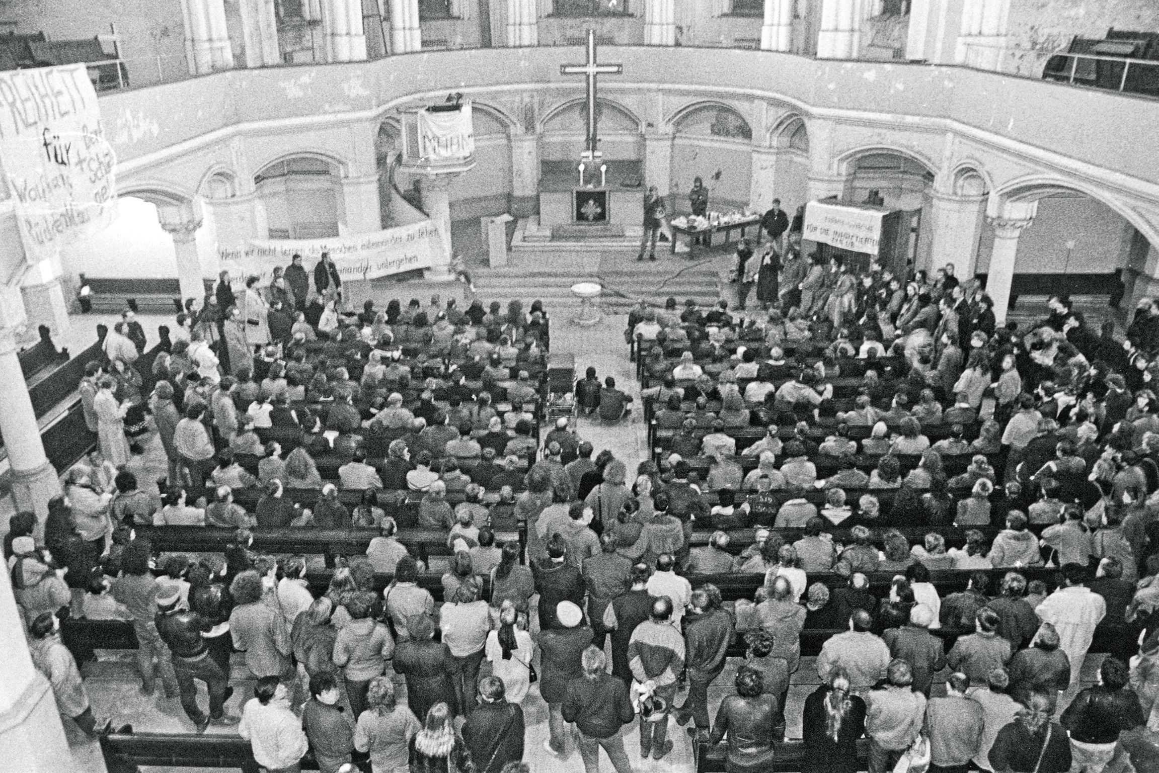 Protestveranstaltung in der Ost-Berliner Zionskirche im November 1987. Im Anschluss daran gibt Stephan Krawczyk ein Konzert.
