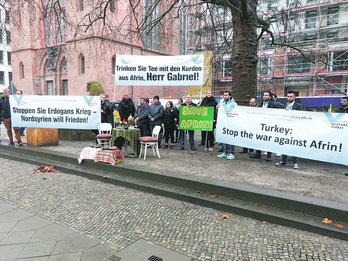 Protest: Die GfbV macht auf die lebensbedrohliche Lage der Minderheiten in Afrin aufmerksam, wie hier vor dem Auswärtigen Amt.