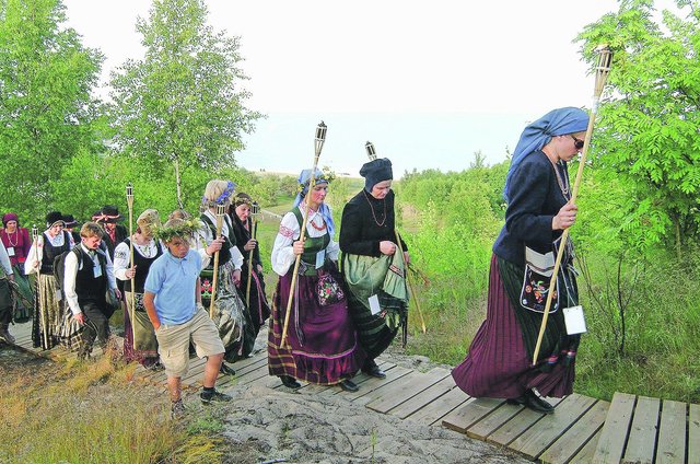Zug ins Grüne: Der Johannistag ist im gesamten Baltikum gesetzlicher Feiertag und lockt die Menschen festlich geschmückt in die Natur.