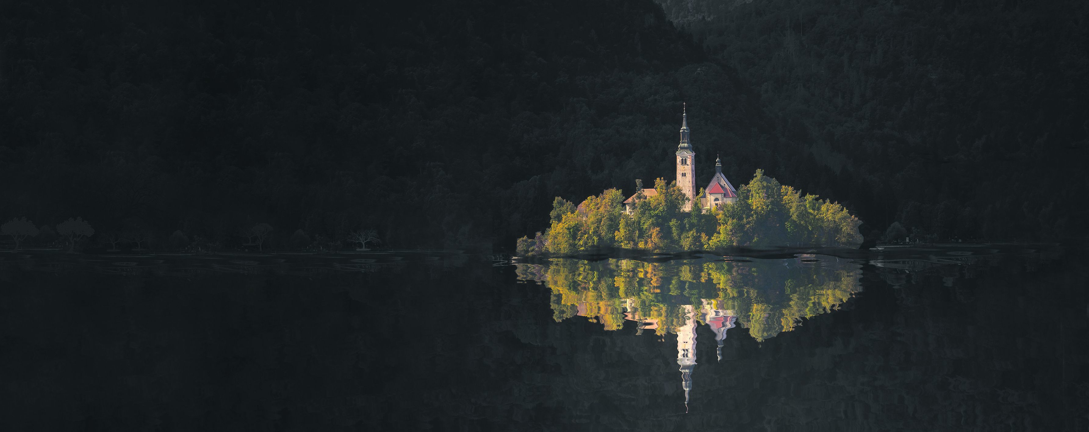 Die Kirche Maria Himmelfahrt auf der kleinen Insel im Bleder See in Slowenien.