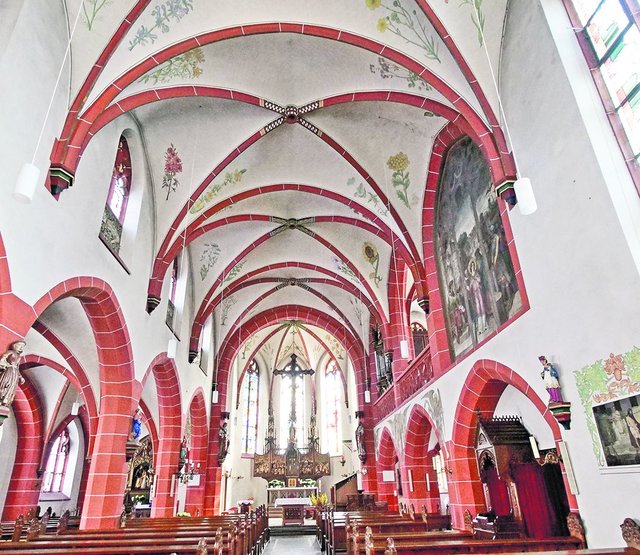 Pfarrkirche Sankt Pankratius und Sankt Bonifatius in Bingen-Gaulsheim. Die Deckengemälde zeigen Pflanzen und Heilkräuter, die zu Mariä Himmelfahrt am 15. August zu einem Strauß gebunden werden. | Foto: Günter Schenk