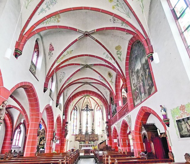 Pfarrkirche Sankt Pankratius und Sankt Bonifatius in Bingen-Gaulsheim. Die Deckengemälde zeigen Pflanzen und Heilkräuter, die zu Mariä Himmelfahrt am 15. August zu einem Strauß gebunden werden.  | Foto: Günter Schenk