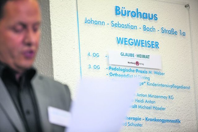Hier gehts lang:
Glaube + Heimat hat im 4. OG des Bürohauses in der Weimarer Johann-Sebastian-Bach-Str. 1A sein neuen Redaktionsräume bezogen. Nicht nur der Chefredakteur Willi Wild, der die Gäste begrüßte, fand dies einen sehr passenden Straßennamen für eine Kirchenzeitung. | Foto: Paul-Philipp Braun