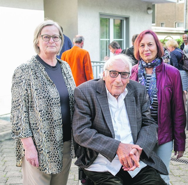 Drei Chefredakteure unter sich
Christine Lässig, Gottfried Müller und Dietlind Steinhöfel prägten das Blatt überJahrzehnte. Ihr Ruhestand ist eher ein »Unruhestand«, denn alle drei sind noch aktiv. 
So schreibt Dietlind Steinhöfel (r.) beispielsweise Kinder-
bücher und ist als Autorin weiterhin für die Kirchen­zeitung tätig. 
Christine Lässig ist »Glaube + Heimat« ebenfalls treu. Zudem ist die Theologin eine passionierte Gärtnerin, die diese Leidenschaft mit dem Journalismus zu verbinden weiß.
Gottfried Müller schreibt treffende, fundierte Kommentare 
und ist vielen ein Begriff. 1990 bis 1994 war er der erste Landtagspräsident in Thüringen nach der Wende. | Foto: Paul-Philipp Braun