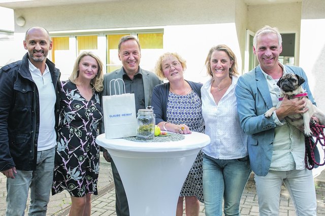 Gut vernetzt
Gelegenheit zum Gespräch und Austausch bot das Fest auch Freunden, Pressevertretern, Unterstützern und ehemaligen Mitarbeitern. So trafen sich hier im sonnigen Innenhof die ehemalige freie Mitarbeiterin Juliane Abu El Hassan und Ehemann Jan (links), Willi Wild, Gerlinde Sommer, stell-
vertretende TLZ-Chefredakteurin sowie Angelika und Martin Kranz von den Achava-Festspielen. Die Kirchenzeitung ist Medienpartner des Festivals. | Foto: Paul-Philipp Braun