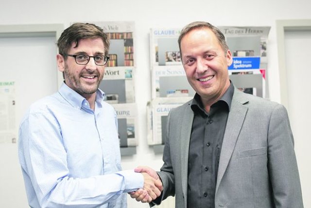 Kooperation 
seit 20 Jahren 
Beide Zeitungen sind in ihrem Verbrei-
tungsgebiet Institutionen: Seit 20 Jahren 
kooperieren »Glaube + Heimat« und die sächsische Kirchenzeitung »Der Sonntag«. Mittlerweile arbeiten auch der Wartburg Verlag und die Evangeli-
sche Verlagsanstalt zusammen. Stefan Seidel, leitender Redakteur beim »Sonntag«, und Willi Wild wollen den Austausch zukünftig noch verstärken. | Foto: Paul-Philipp Braun