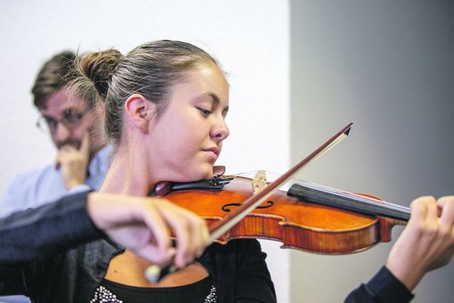 Klangvolle Eröffnung
Mit einem Menuett von Johann-
Sebastian-Bach begrüßte die 
13-jährige Schülerin des Weimarer 
Musikgymnasiums Schloss Belvedere, Elisabeth Maria Wild, die Gäste in der Bachstraße. Die Musik des Thomaskantors, der auch in Weimar wirkte, wird im neuen Domizil der Kirchen­zeitung nicht zum letzten Mal erklungen sein.  | Foto: Paul-Pilipp Braun