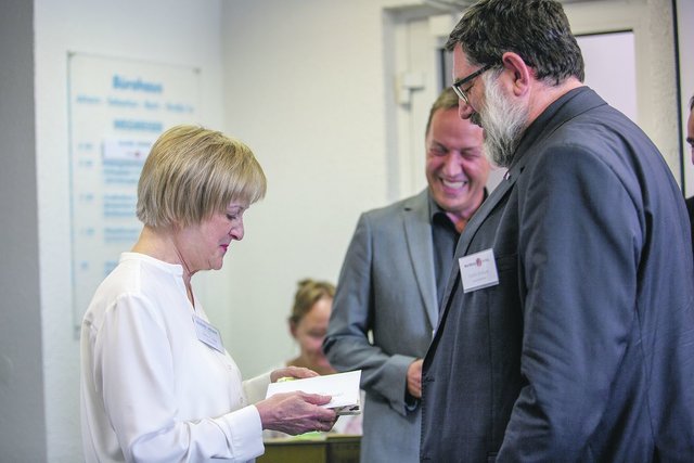 Geehrt:
Sabine Kuschel hat die Kirchenzeitung 26 Jahre mit geprägt. Jetzt ist sie offiziell in den Ruhestand verabschiedet worden. Als freie Autorin wird von ihr weiterhin zu lesen sein. Von Redaktion und Verlag gab es zum Abschied symbolisch eine Fliese und einen Zuschuss für die Ausstattung ihrer neuen Wohnung in Dresden. Geschäftsführer Torsten Bolduan dankte im Namen des Wartburg Verlags. | Foto: Paul-Philipp Braun