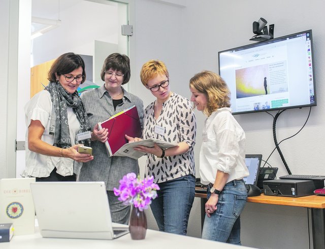 Multimedial unterwegs
Dass »Glaube +Heimat« nicht allein ein Printmedium ist, davon konnten sich die Gäste der Redaktionseröffnung überzeugen. Neben dem Online-Auftritt und dem emnächst freigeschalteten Redaktionsportal präsentierten Redaktionsassistentin Ramona Schurig (2. v. l.) und die Redakteurinnen Adrienne Uebbing, Katja Schmidtke und Beatrix Heinrichs (v. l. n. r.) das neue Gemeindebriefportal. 
Am 20. Oktober wird das Portal der Evangelischen Kirche in Mitteldeutschland (EKM) zusammen mit der Kirchenzeitung bei einem Fachtag vorgestellt. Zukünftig können Kirchengemeinden dort ihre Inhalte sowohl in gedruckter Form als auch online erstellen und veröffentlichen. 
Vier Pilotgemeinden aus der EKM arbeiten auf der gemeinsamen Oberfläche und stellen beim Fachtag im Landeskirchenamt in Erfurt erste Ergebnisse vor. | Foto: Paul-Philipp Braun