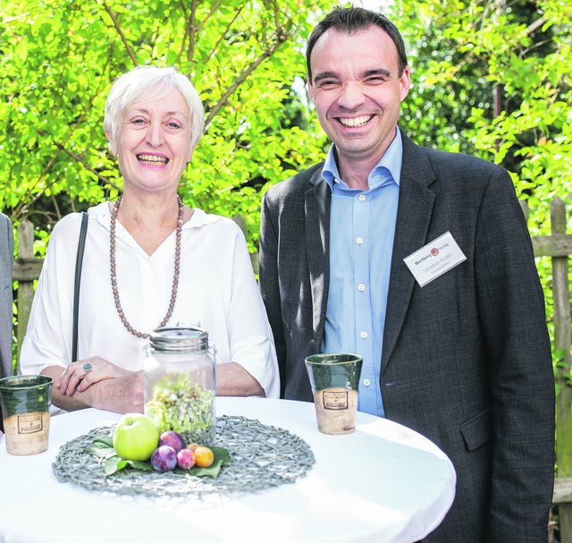 Grund zur Freude 
hatten an diesem Tag auch die Herausgeber, hier im Bild die Präsidentin des Landeskirchen­amtes, Brigitte Andrae, sowie der Geschäftsführer des Wartburg Verlags, Sebastian Knöfel. | Foto: Paul-Philipp Braun