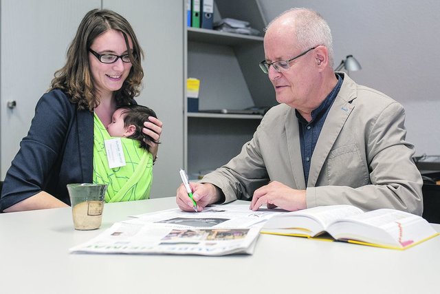 Früh übt sich: Korrigieren will gelernt sein
Redakteurin Mirjam Petermann (im Bild mit der kleinen Frieda) ist aus dem Mutterschutz zurück. Ulrich Placke, Pfarrer im Ruhestand, ist als Korrektor die letzte Instanz. 
 | Foto: Paul-Philipp Braun
