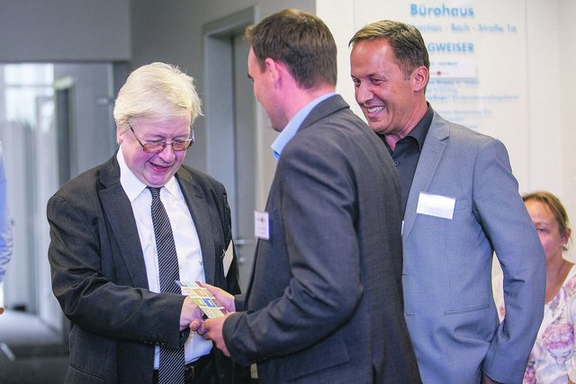 Just auf den Tag genau vor 40 Jahren trat Michael von Hintzenstern das erste Mal als Praktikant über die Schwelle der Redaktion. Er verantwortet die Kultur vor Ort und das Feuilleton. 
Bei der Ehrung des langjährigen Redakteurs stellte sich heraus, dass er seinen ersten Beitrag vor 50 Jahren in der Kirchenzeitung veröffentlichte: Als 11-Jähriger schrieb er einen Artikel unter der Überschrift »Wie unser Sonntagsblatt gedruckt wird«.
 | Foto: Paul-Philipp Braun