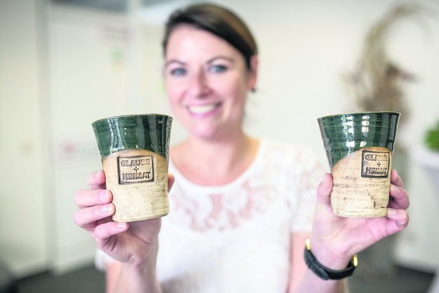 »Hoch die Tassen« bei der Einweihung
Einen Becher voll Inspiration gönnt sich die Redaktion jeden Morgen und wollte die zahlreichen Gäste am Stammsitz in Weimar daran teilhaben lassen. Dazu standen »Glaube +Heimat«-Becher bereit, die in der Töpferwerkstatt der Diakonie­stiftung Weimar Bad Lobenstein gefertigt wurden. Die Besucher konnten die Becher (Redakteurin Diana Steinbauer, oben) als Erinnerung gegen eine Spende für die Stiftung »Humor hilft heilen« von Eckart von Hirschhausen mit nach Hause nehmen.  | Foto: Paul-Philipp Braun