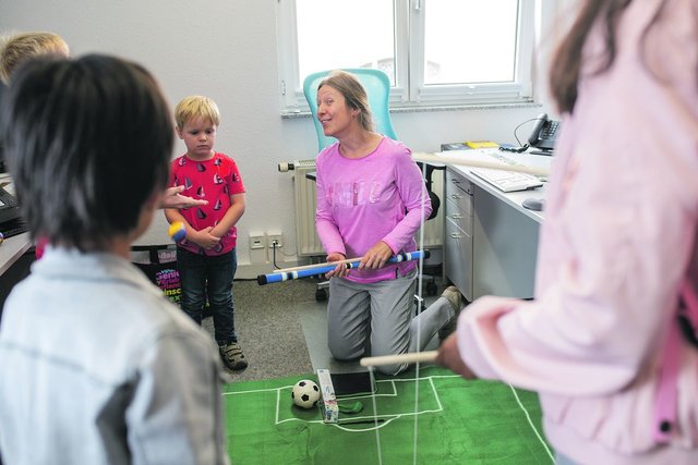 Dass die Redaktion sehr kinderfreundlich ist, zeigte sich auch am Eröffnungstag. Andrea Schachtschabel aus der Herstellung unterhielt die Kleinen mit Sport, Spass und Spiel. Die Begeis­terung war so groß, dass die Zeit viel zu schnell verging.

 | Foto: Paul-Philipp Braun