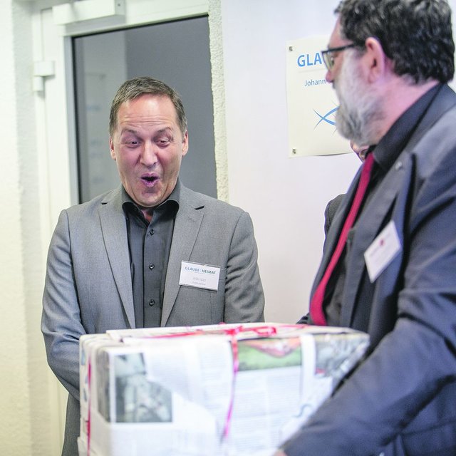 Zum Einzug schenkten die Herausgeber der Redaktion ein großes Paket. Der Geschäftsführer des Wartburg Verlages Torsten Bolduan  überreichte es zur großen Freude von Chefredakteur Willi Wild. Zum Vorschein kam ein wichtiges redaktionelles Arbeitsmittel: ein Kaffeevollautomat. | Foto: Paul-Philipp Braun