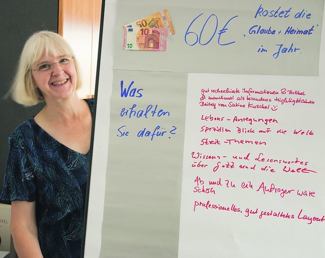 Angebote vorgestellt
Redaktions- und Verlagsassistentin Gerlint Buchwald zeigte den Besuchern Bestellmöglichkeiten und stellte Material für die Werbung in den Kirchengemeinden vor. Außerdem fing sie Meinungen und Hinweise zur Kirchenzeitung ein. | Foto: Paul-Philipp Braun